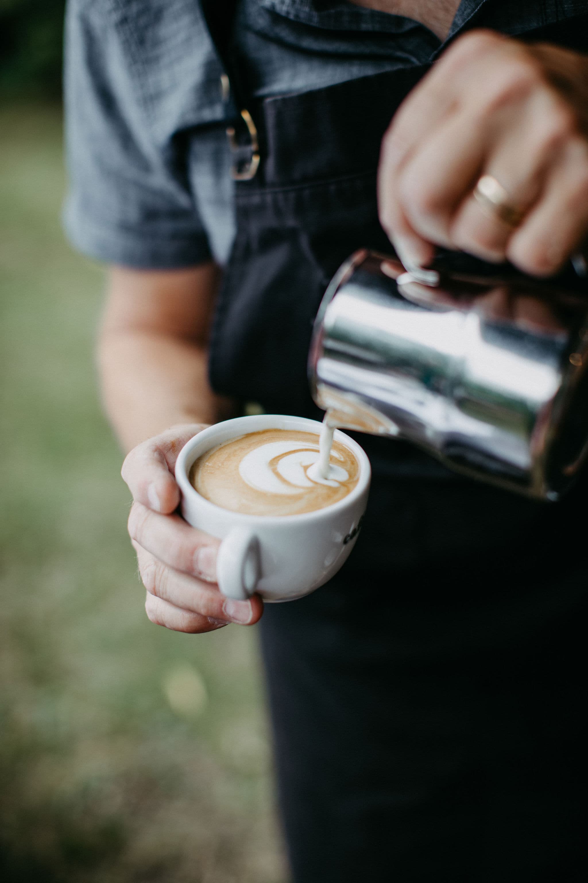 Barischda Barista bereitet Espresso am Messestand zu